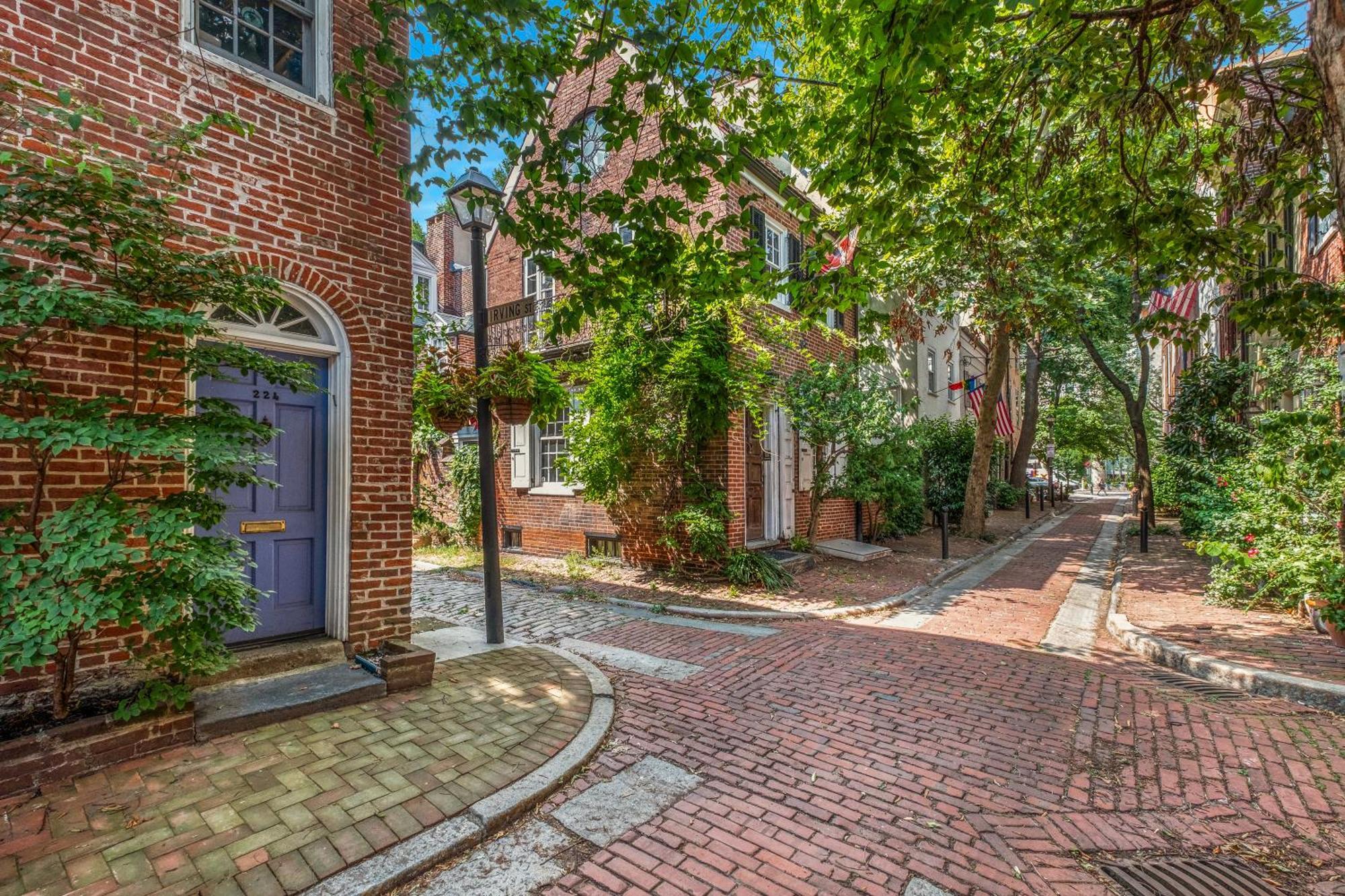 Near Historic Sites Apartment